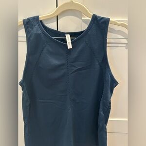 Athleta Foothill Tank in Navy